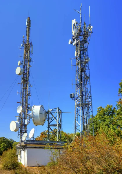 Torres Antena Comunicação Céu Azul — Fotografia de Stock