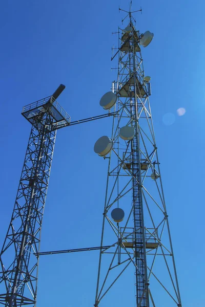 Komunikační Anténa Věže Modré Obloze — Stock fotografie