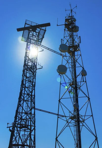 Communicatie Antenne Torens Blauwe Hemel — Stockfoto