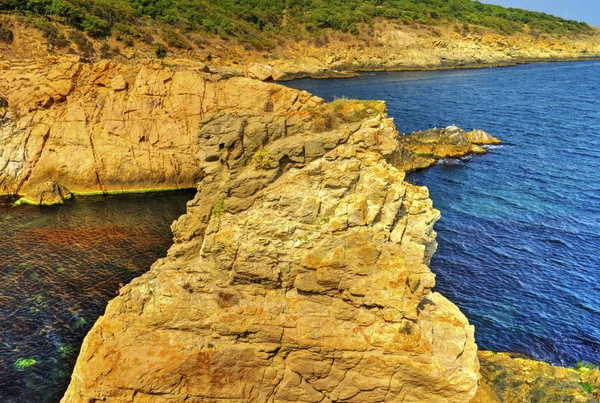 Kayalık Kıyı Mavi Deniz Ile Güzel Manzara — Stok fotoğraf
