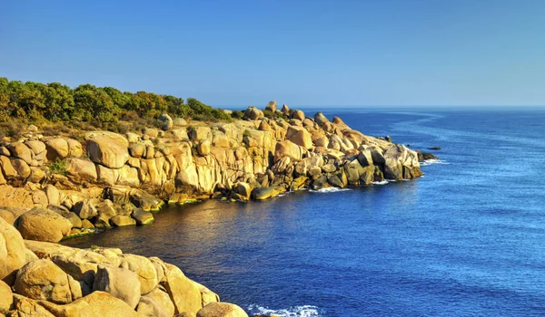 Hermoso Paisaje Con Costa Rocosa Mar Azul — Foto de Stock