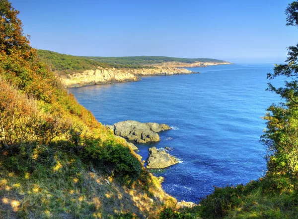 Wunderschöne Landschaft Mit Felsigem Ufer Und Blauem Meer — Stockfoto