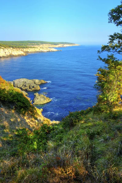 Beau Paysage Avec Rivage Rocheux Mer Bleue — Photo