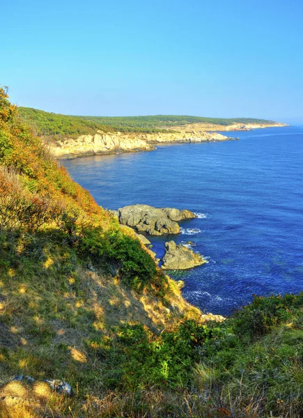 岩の多い海岸と青い海の美しい風景 — ストック写真