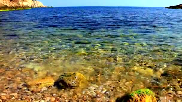Розслабляючий Вид Морські Хвилі Кам Янистому Пляжі — стокове відео