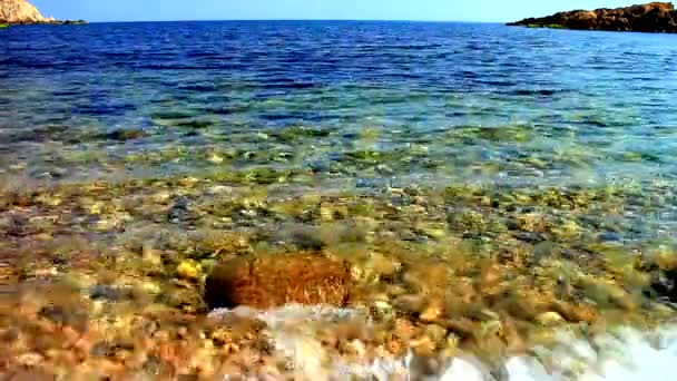 Veduta Rilassante Delle Onde Marine Sulla Spiaggia Rocciosa — Video Stock