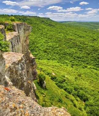 Dağ aralığında güzel yaz manzara
