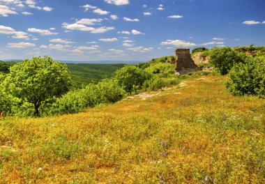 Dağ sırası ve antik kale kalıntıları güzel yaz manzara