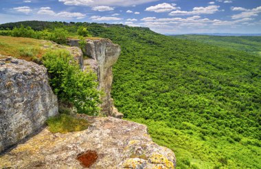 Dağ aralığında güzel yaz manzara