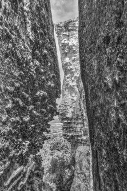 Mağara girişini siyah beyaz görünümüyle