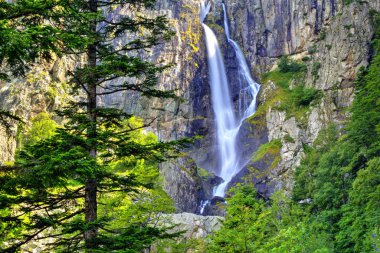 Dağda şelale ile güzel manzara