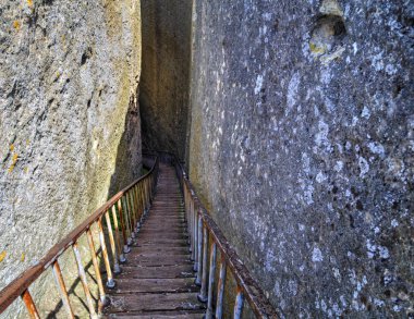 Mağarada merdiven ile güzel bir görünüm