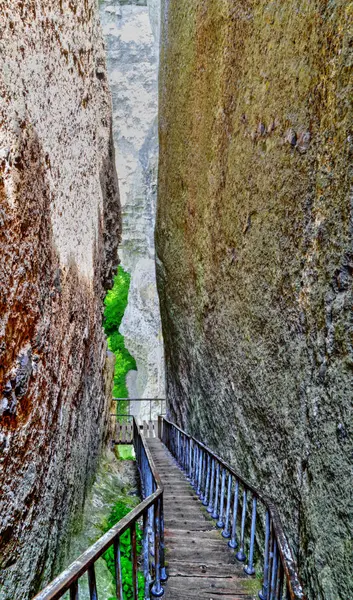 Hermosa Vista Con Escaleras Cueva —  Fotos de Stock