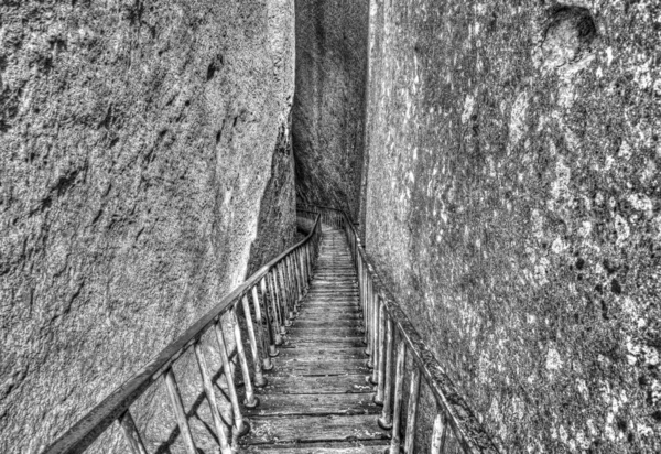 Bela Vista Com Escadas Caverna Preto Branco — Fotografia de Stock