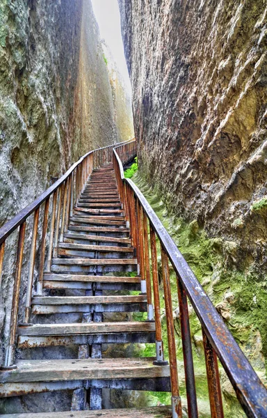 Hermosa Vista Con Escaleras Cueva —  Fotos de Stock