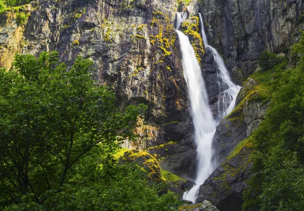 山の滝のある美しい風景 — ストック写真