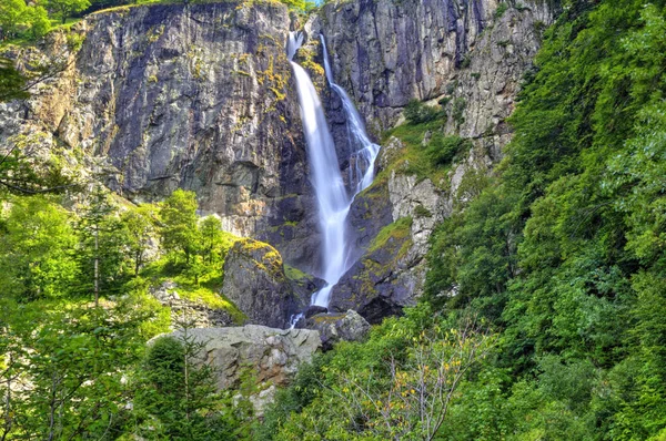 山の滝のある美しい風景 — ストック写真