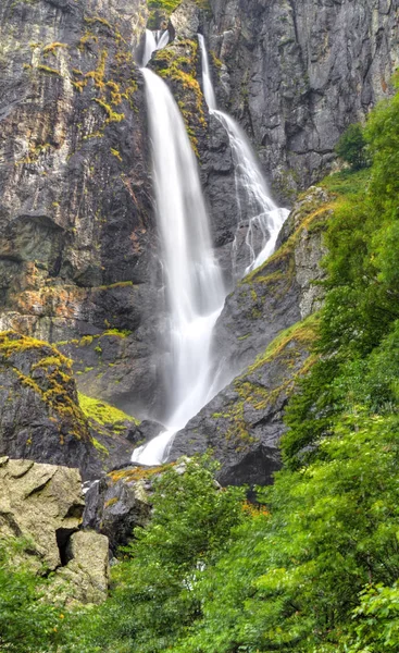 山の滝のある美しい風景 — ストック写真