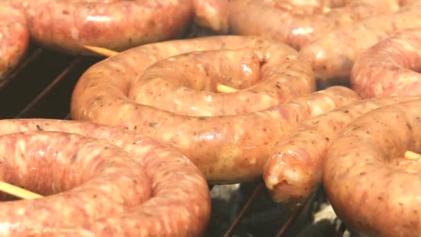 Grigliare Salsicce Fresche Sul Barbecue Vista Vicino — Video Stock