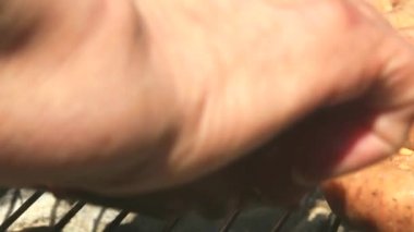 Barbekü yakından görünümünde ızgara taze sosis