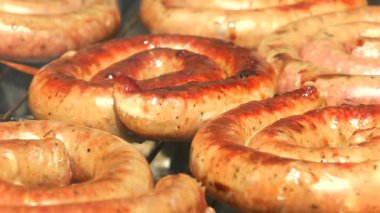 Barbekü yakından görünümünde ızgara taze sosis