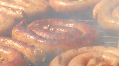 Barbekü yakından görünümünde ızgara taze sosis