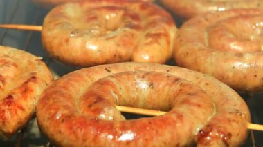 Barbekü de ızgara taze sosis yakın görünümü