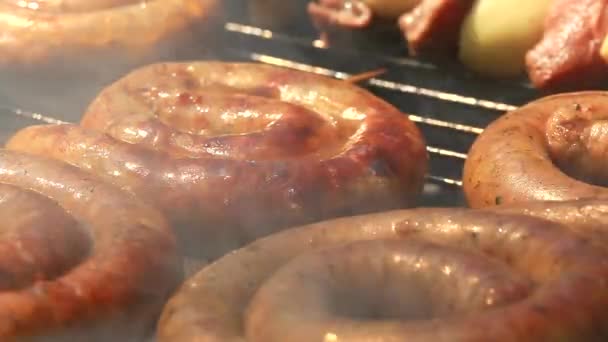Griller Des Saucisses Fraîches Sur Barbecue Vue Rapprochée — Video