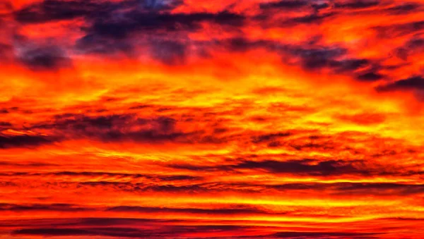 Bel Tramonto Con Nuvole Colorate Nel Cielo — Foto Stock