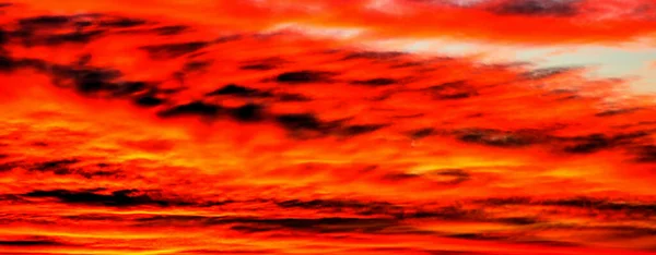 Bel Tramonto Con Nuvole Colorate Nel Cielo — Foto Stock