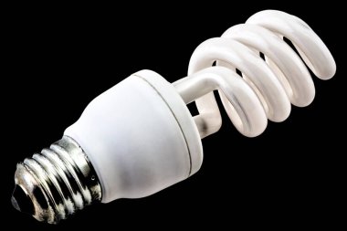 Enerji tasarrufu ampulü siyah arkaplanda izole edildi