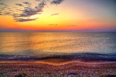 Sahilde güzel bir yaz gündoğumu