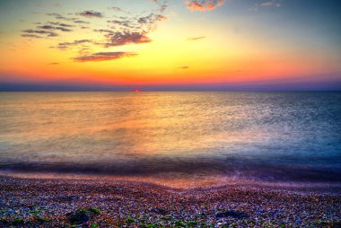 Sahilde güzel bir yaz gündoğumu