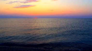 Sahilde güzel bir yaz gündoğumu