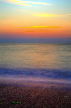 Sahilde güzel bir yaz gündoğumu