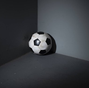 Futbol topu köşedeki unuttum