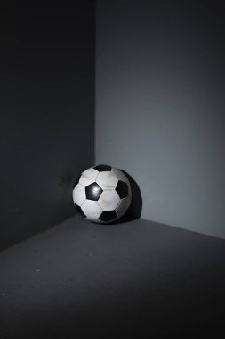 Futbol topu köşedeki unuttum
