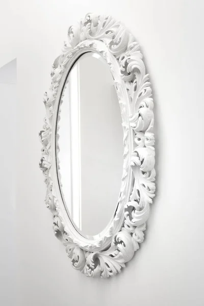 Weißer Geschnitzter Rahmen Für Spiegel Der Wand Stockbild
