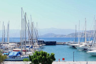Agios Nikolaos 'taki Akdeniz limanında yatlar