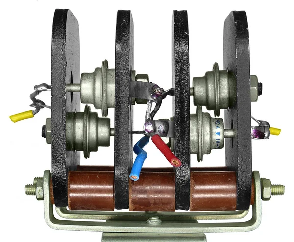 白い背景の上のヒートシンクとブリッジ回路として接続されている電源整流器の つの半導体ダイオード — ストック写真