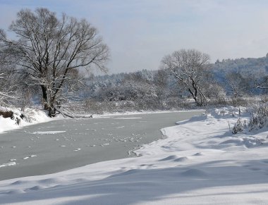 Ocak ayında güneşli kar Nehri'nin buz çok uzak olmayan bir orman kaplı