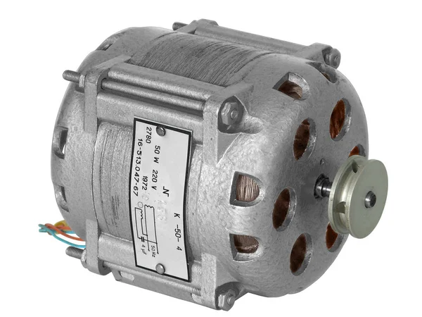 Beyaz zemin üzerinde bir sürücü makara ile elektrik motoru (220 volt, kapasite 50 watt, alternatif akım, önden görünüm)