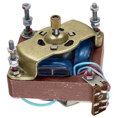 Beyaz zemin üzerinde bir kayıt cihazı (yıl 1972), kahverengi bir elektrik motoru