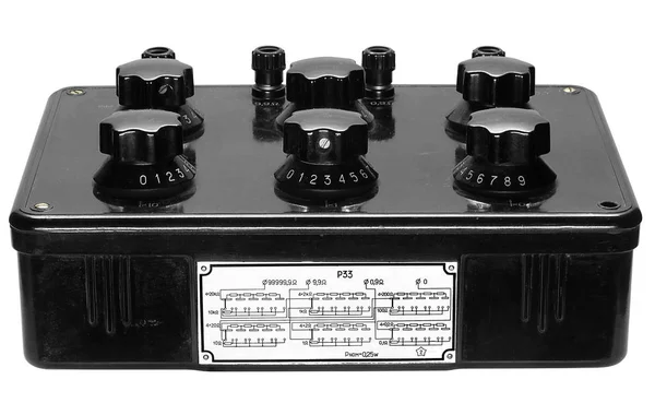 Siyah direnç kutusu P33 (yıl 1969, ön görünüm) altı Regu ile — Stok fotoğraf
