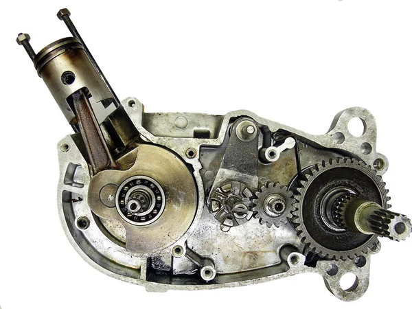 Um cárter dividido (com rodas de engrenagem e um pistão) de um ciclomotor (ye — Fotografia de Stock