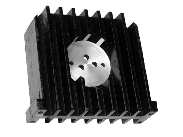 Um dissipador de calor preto para um transistor sem uma arruela do anel (lado-t — Fotografia de Stock