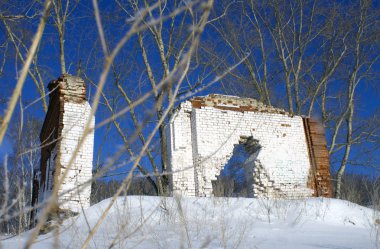 Bir Dağı'nda harap bir evin kışın kalır