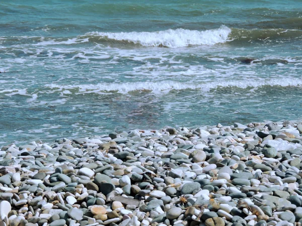 Bella Spiaggia Con Piccole Onde Pietre Colorate — Foto Stock