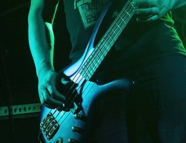 Müzisyen bir gece kulübünde gitar çalmak