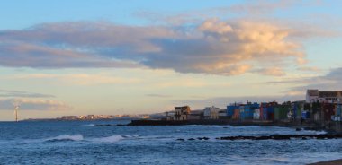 pueblo a orillas del mar.  Islas canarias.